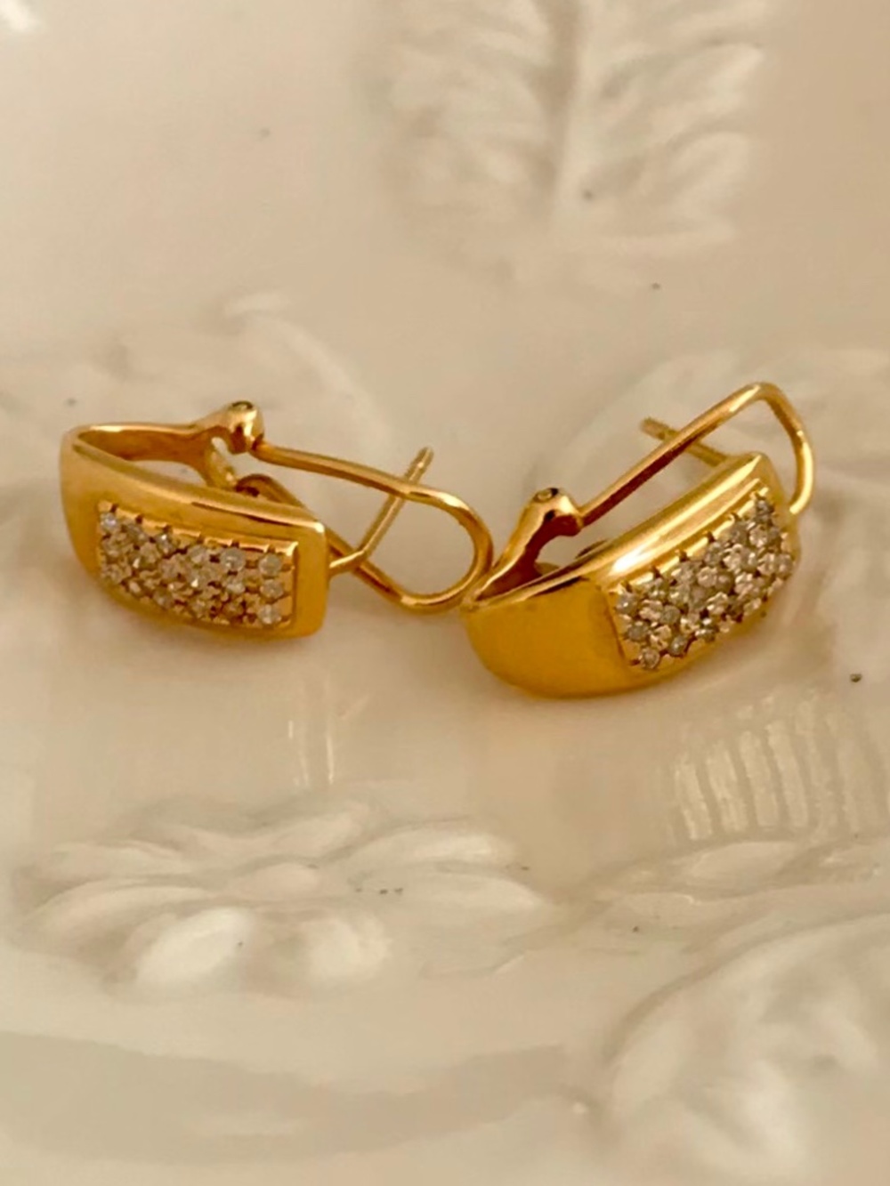 Beautiful 14k Gold Diamond Earrings Omega Clasp